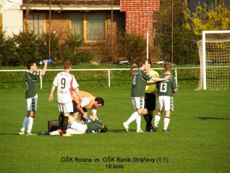 M.Ondák (2) ležiaci v bolestiach na trávniku.